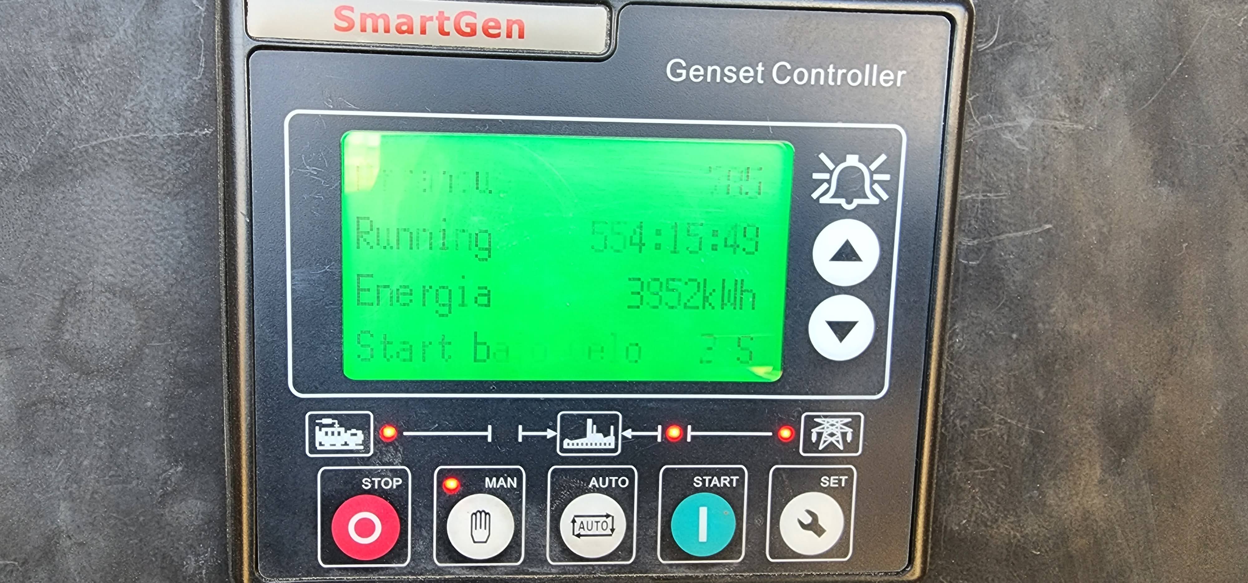 Display SmartGen Genset Controller mostrando estado de operación y energía