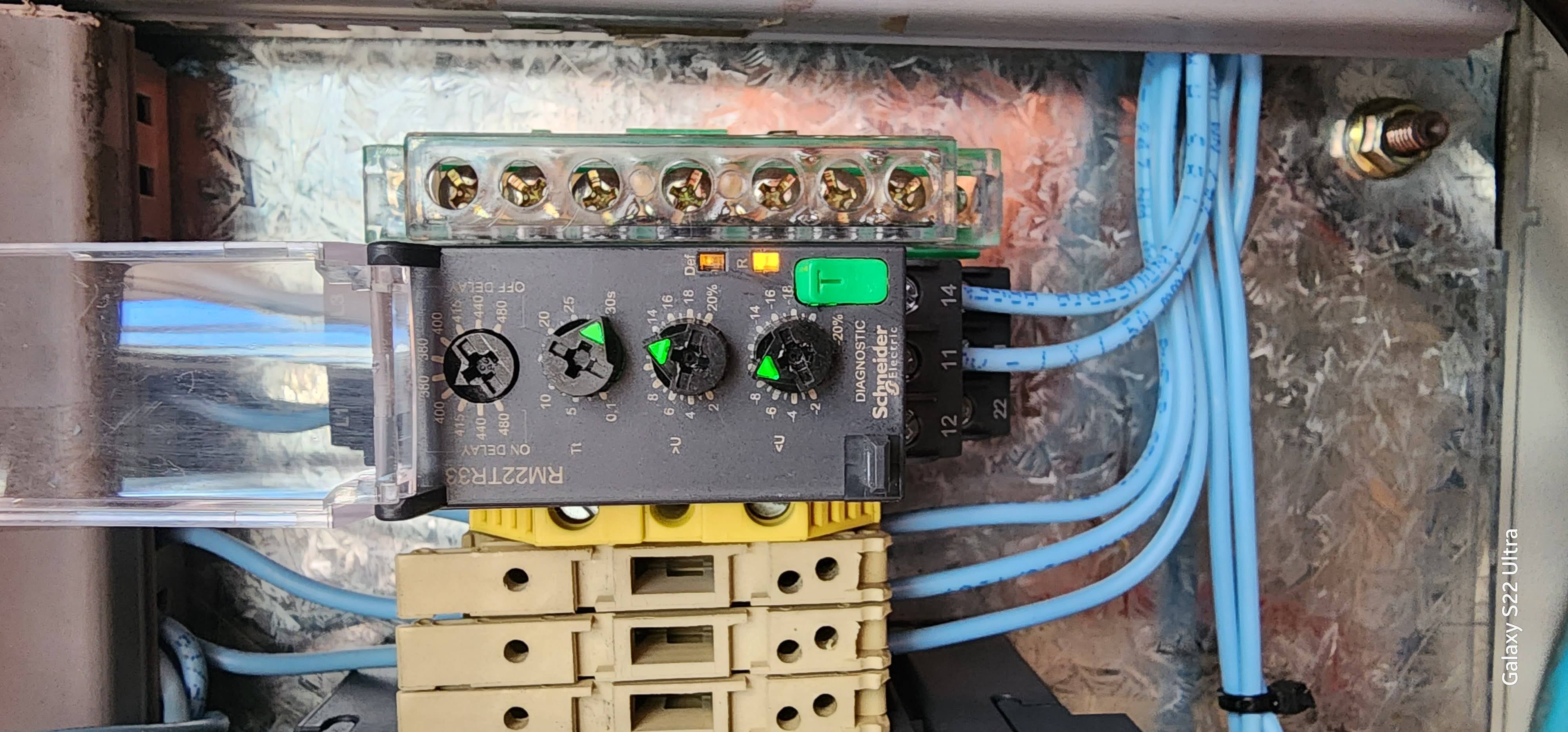 Relé de monitoreo Schneider Electric RM22TR32 con indicadores de diagnóstico