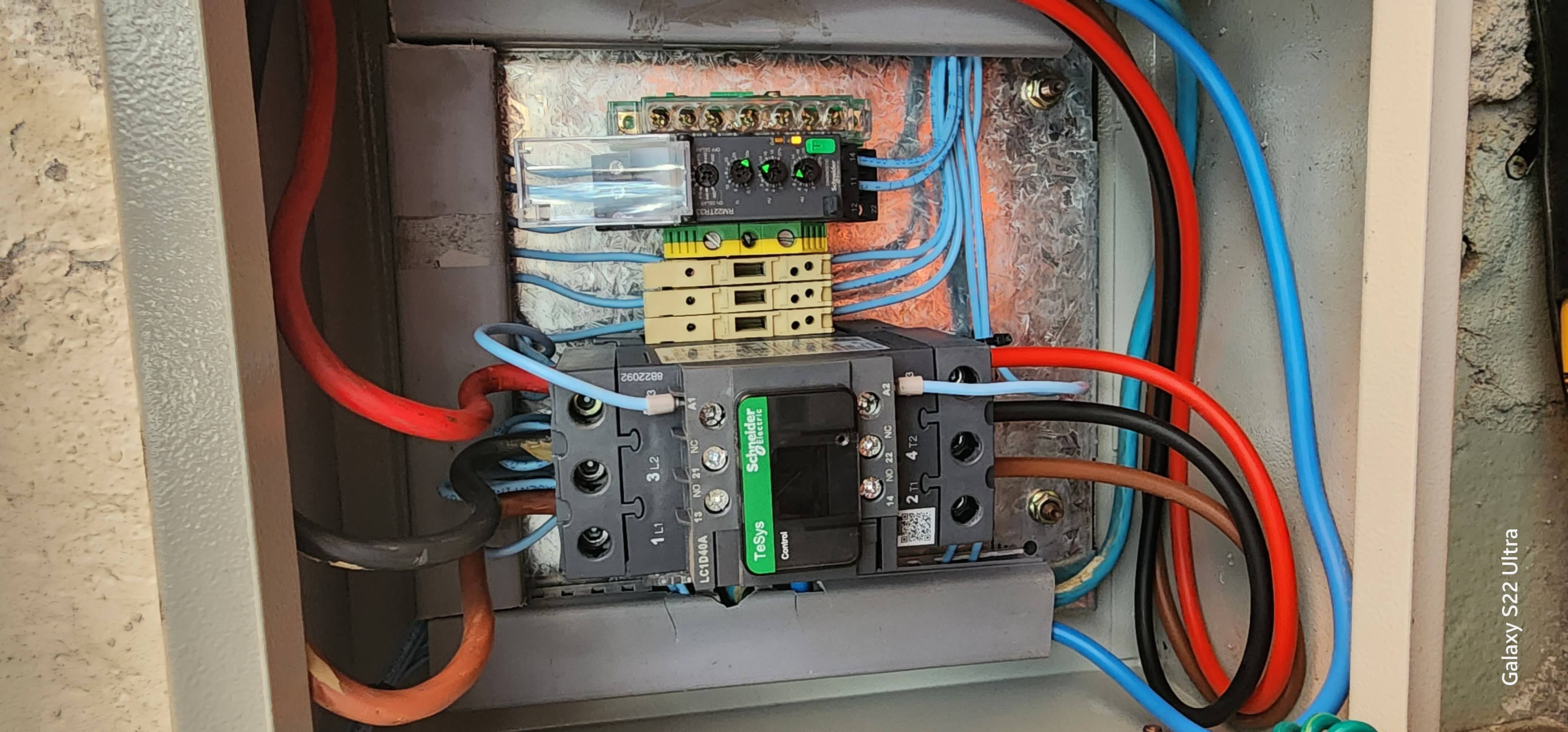 Panel de control eléctrico con contactor Schneider Electric y módulos de relé