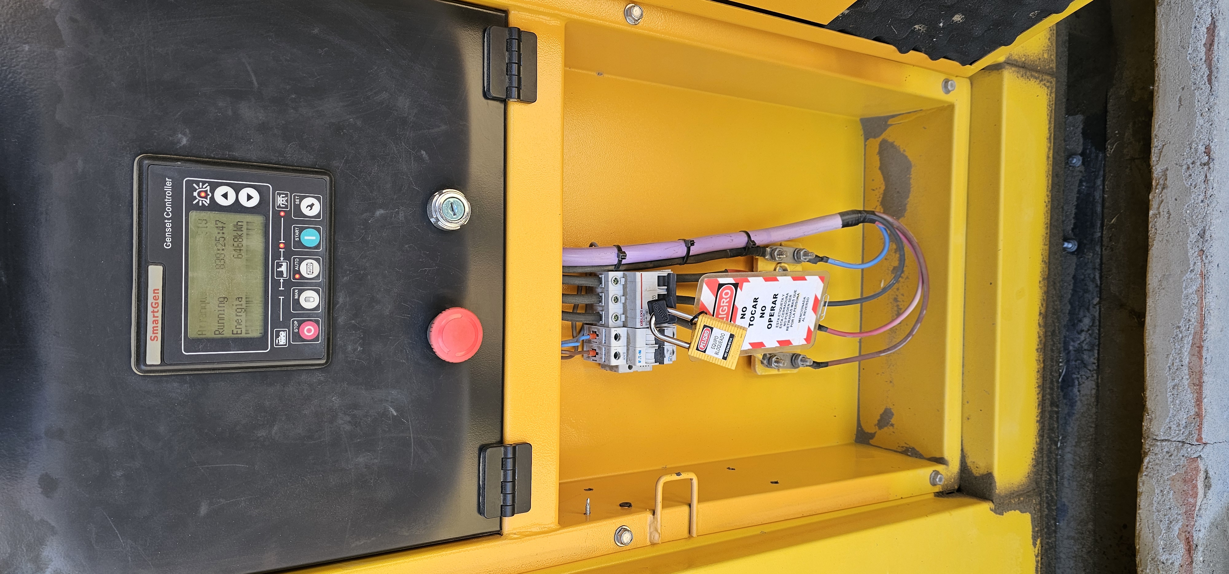 Controlador de generador SmartGen con panel de control y sistema de seguridad