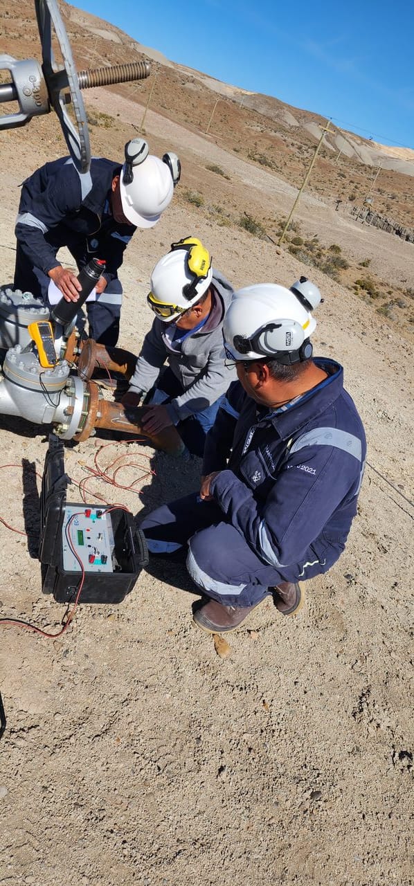 Técnico realizando mediciones con equipo de prueba