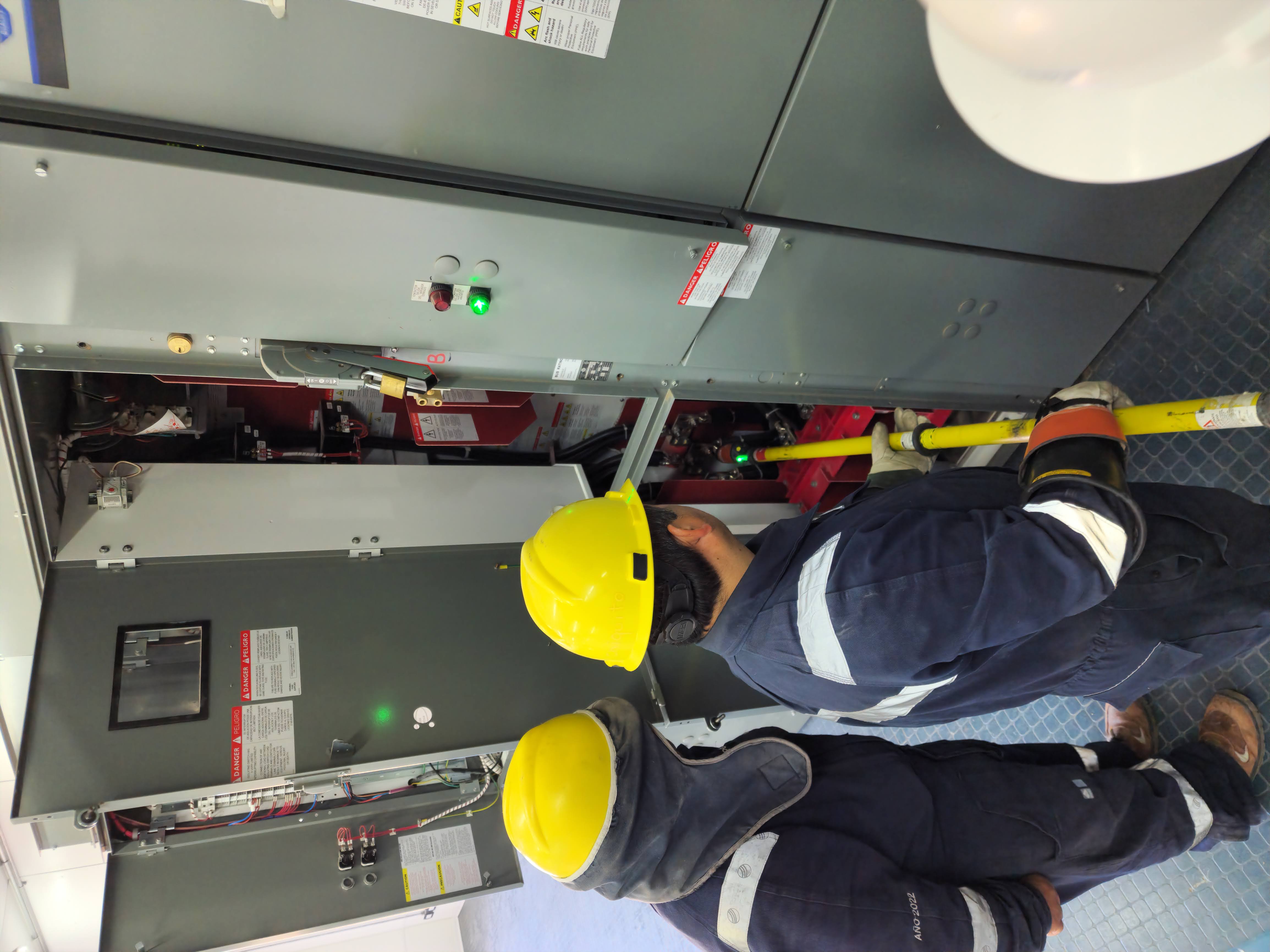 Trabajadores realizando mantenimiento en panel eléctrico