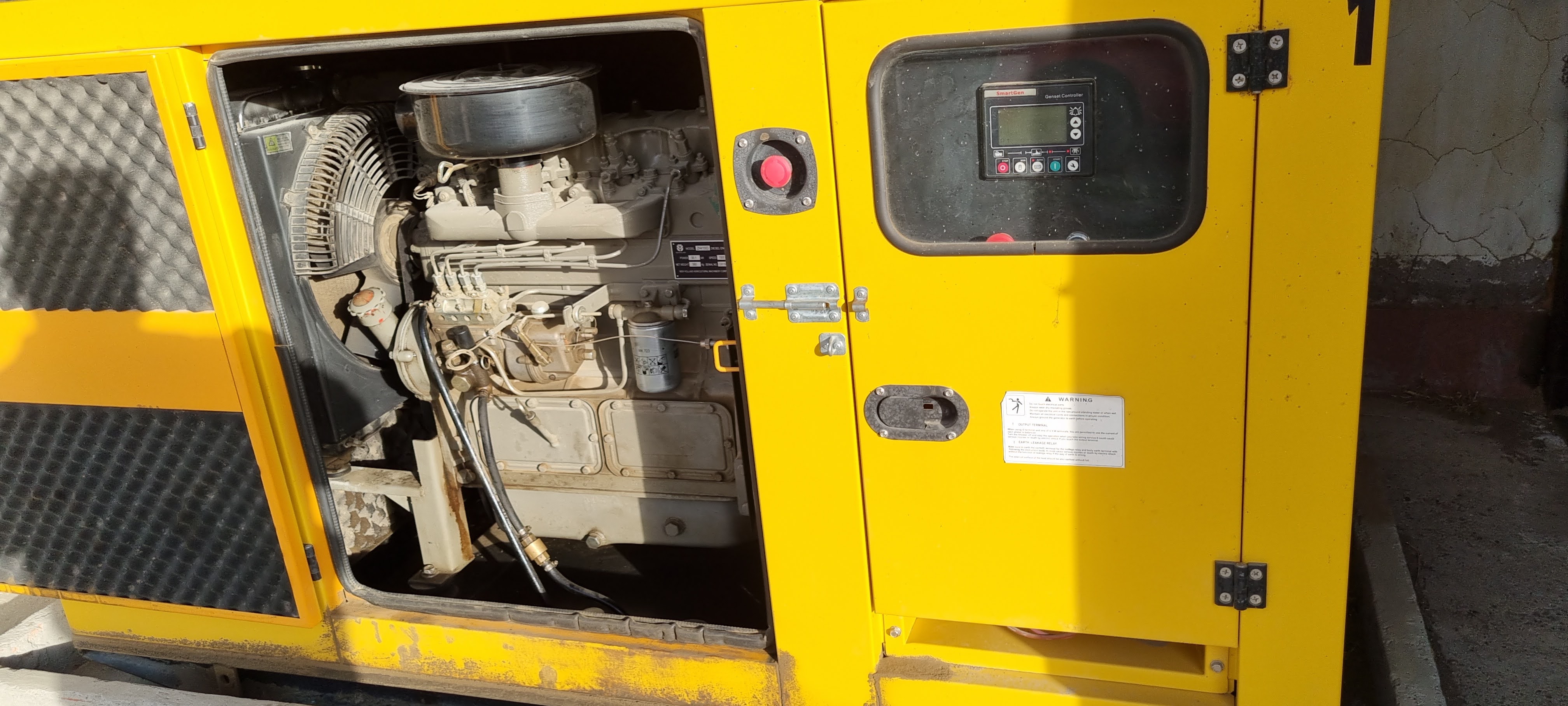 Generador industrial amarillo con panel de control SmartGen