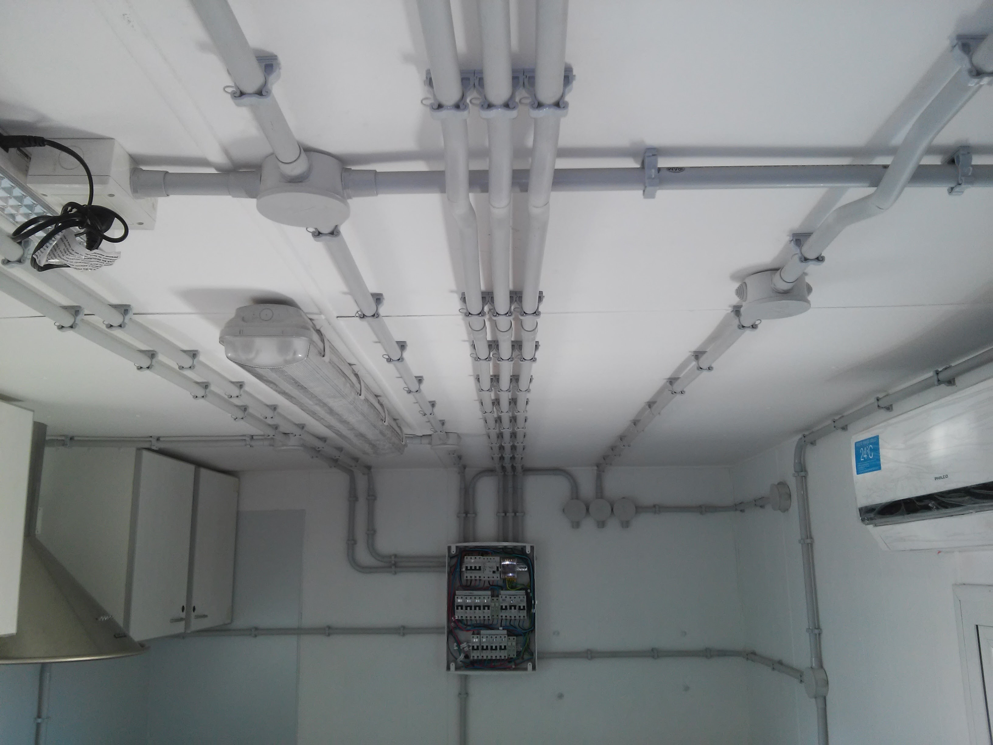 Instalaciones eléctricas profesionales en techo con cableado organizado