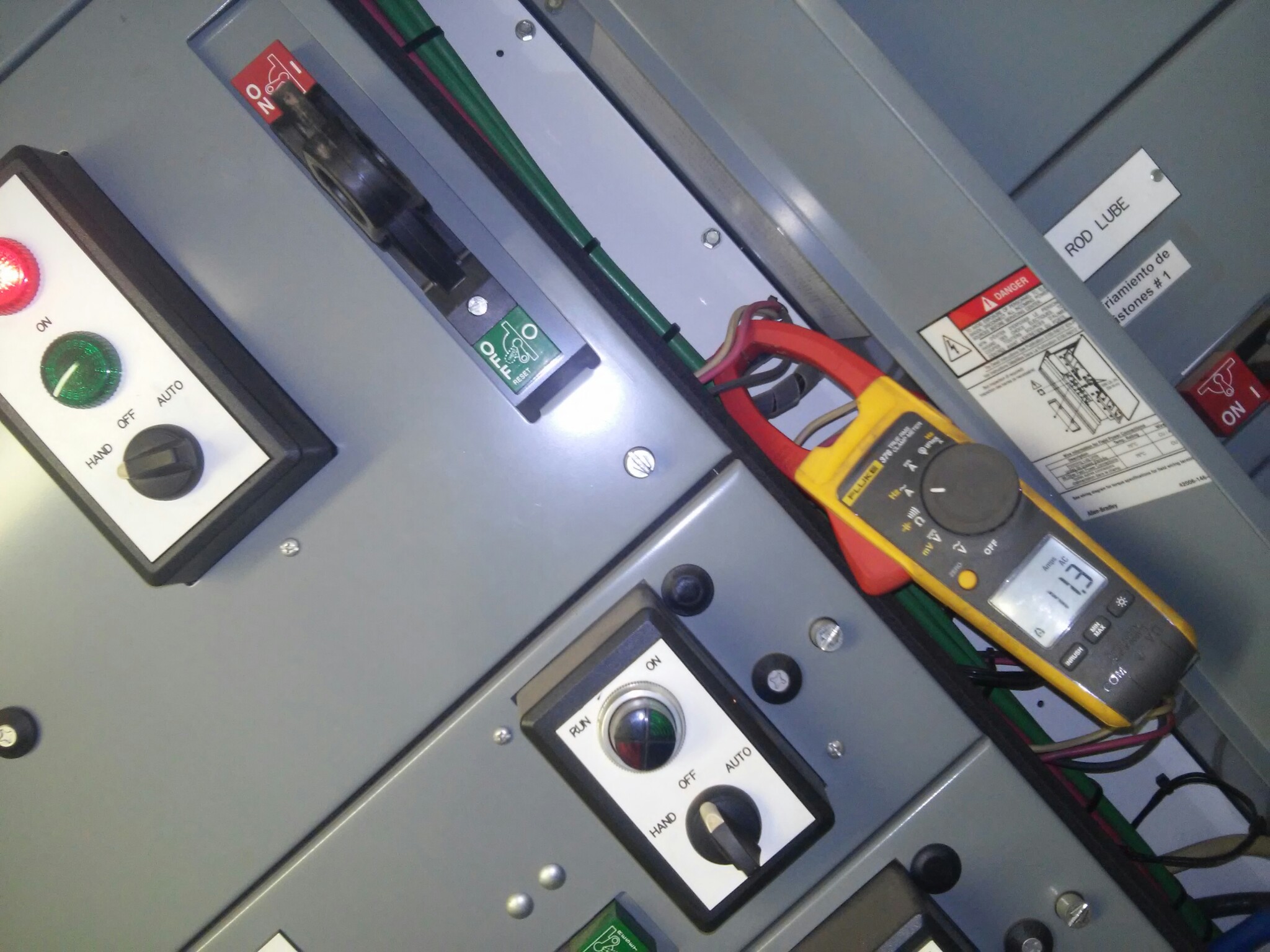 Panel de control eléctrico con equipos de medición