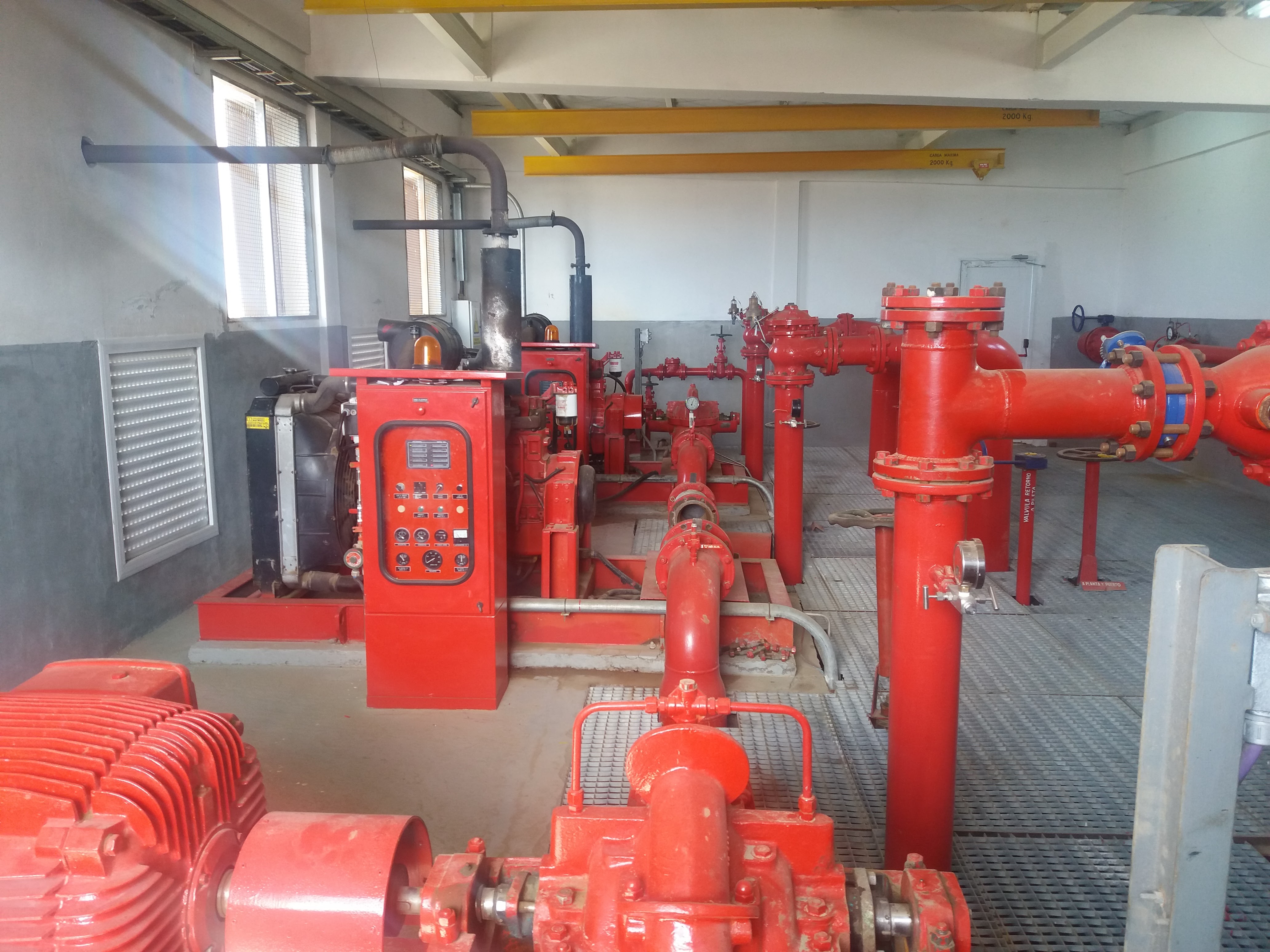 Sala de bombeo con equipos diesel