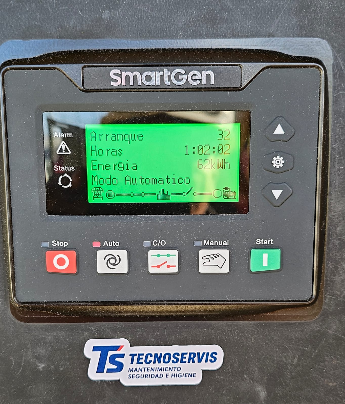 Display SmartGen Genset Controller mostrando estado de operación y energía