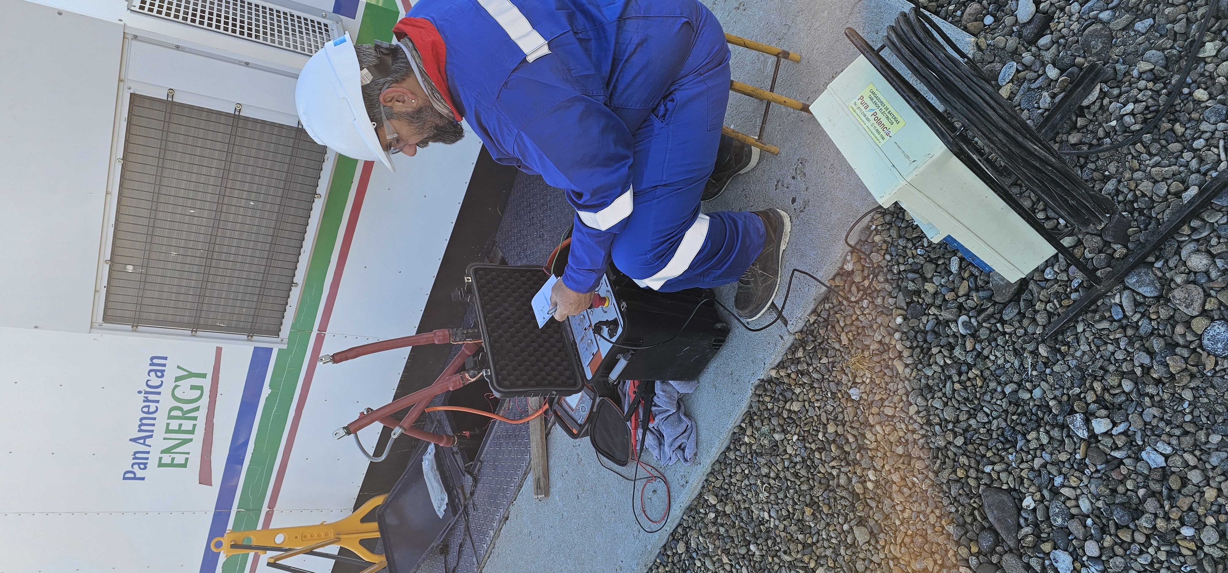 Técnico realizando diagnóstico en equipos HVAC
