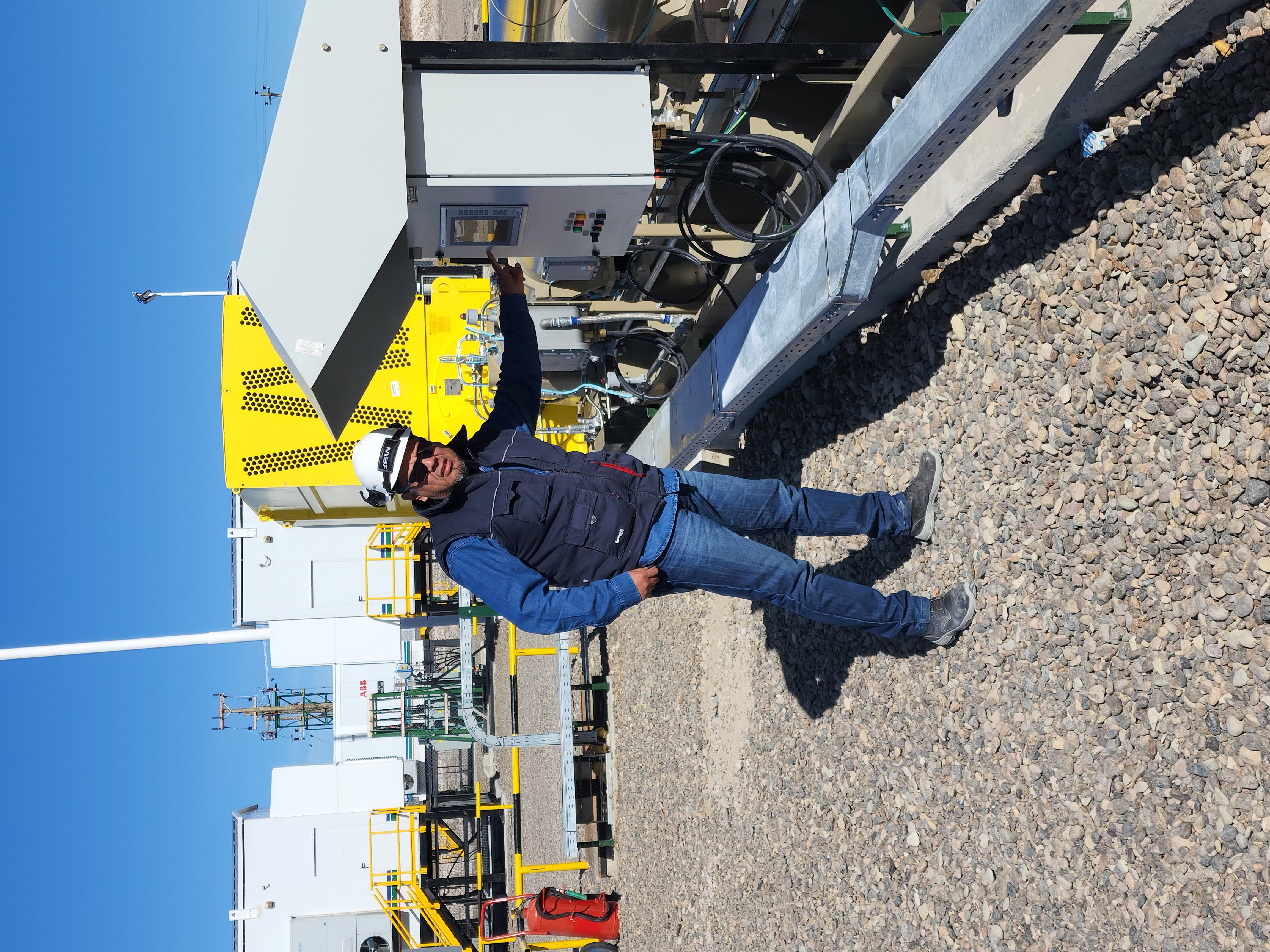 Técnico con equipos industriales