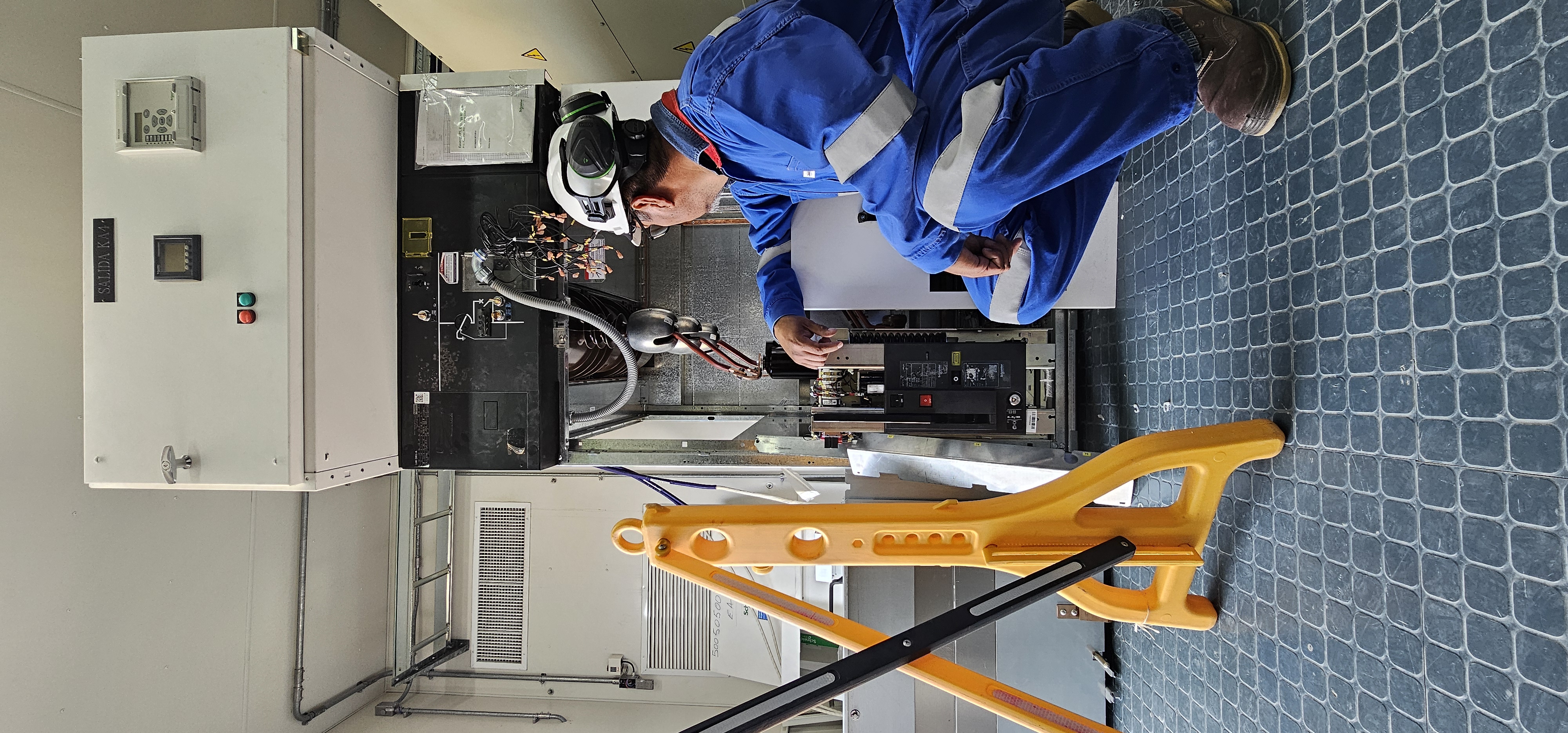 Técnico trabajando en panel eléctrico