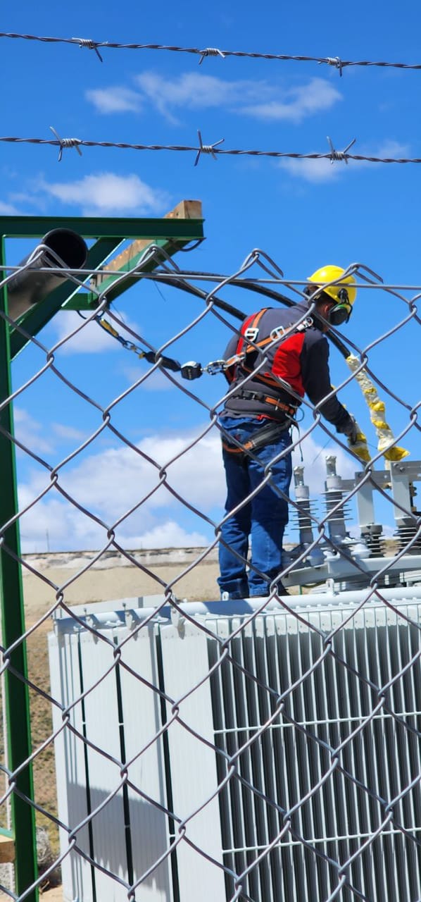 Trabajador en estructura metálica